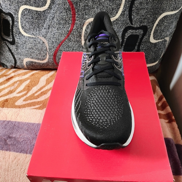 New Balance 1080 - Picture 2 of 3